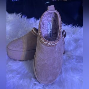 Olivia & Kate Women's Tan Slippers